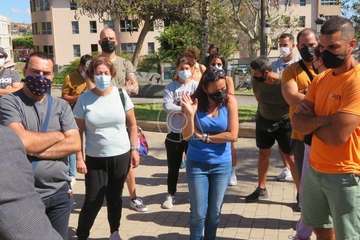 Protesta de los trabajadores del Paco Artiles y encuentro al aire libre con el alcalde en Arnao/TA.